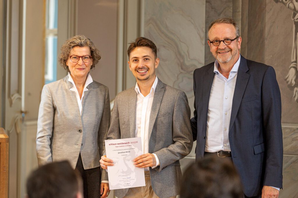 Ministerin Ina Scharrenbach mit Jonathan Wirth (TU Dresden), Gewinner des ersten Preises im Bereich Städtebau und Landschaftsarchitektur und Frank Vetter, Sprecher des Schlaun-Forums.